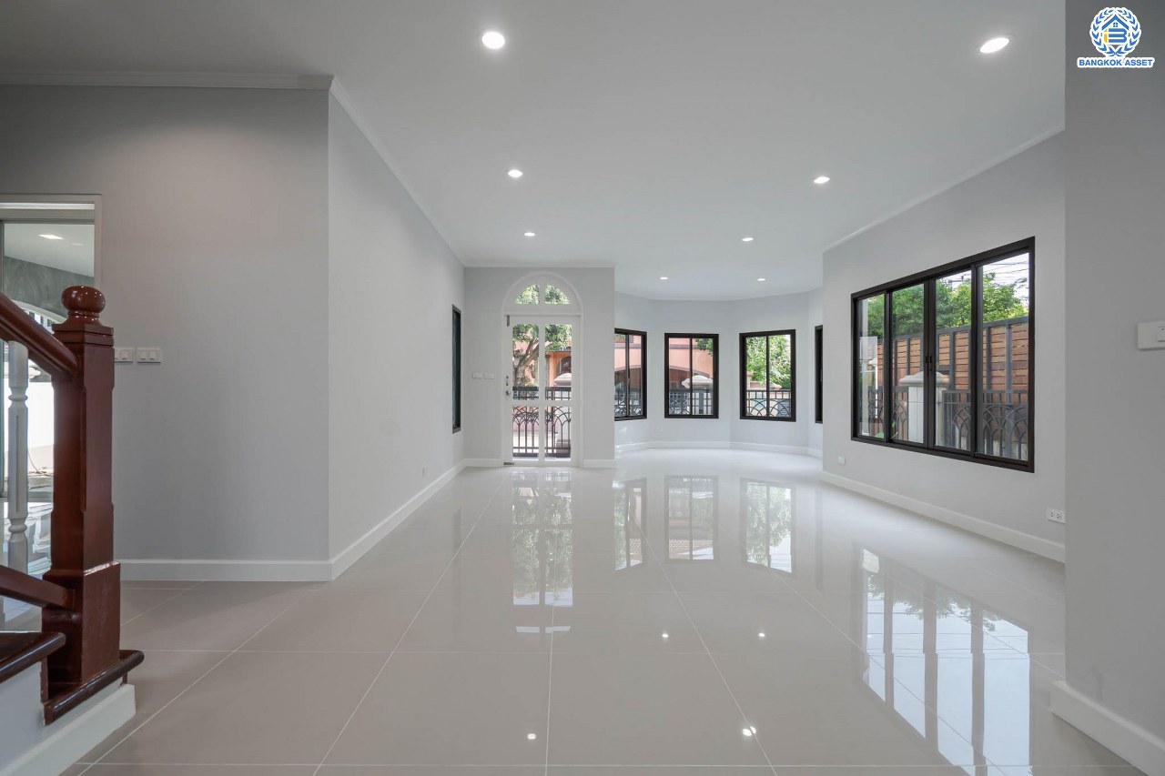 บ้านมือสองตกแต่งใหม่ ม.ภัสสร7 รัตนาธิเบศร์ พื้นที่กว้างกว่า 58.9 ตร.ว. รองรับทุกความสุข ฟังก์ชัน 3 ห้องนอน 3 ห้องน้ำ 2 ห้องอเนกประสงค์ จอดรถได้ 2 คัน บนทำเลเดินทางสะดวก ติดถนนใหญ่ ใกล้รถไฟฟ้า "สถานีบางพลู" เพียง 400 ม.